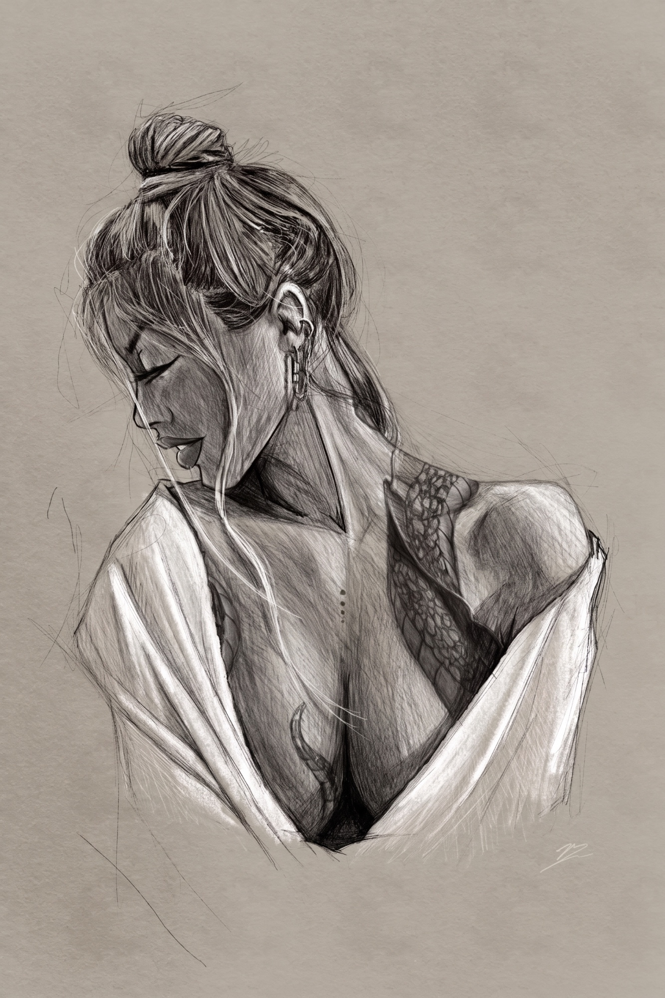 Dessin au graphite sur fond kraft : buste de femme de trois quarts, yeux clos, chignon haut et frange, chemise blanche glissée des deux épaules, tatouage de dentelle sur l'épaule., monté en caisse américaine