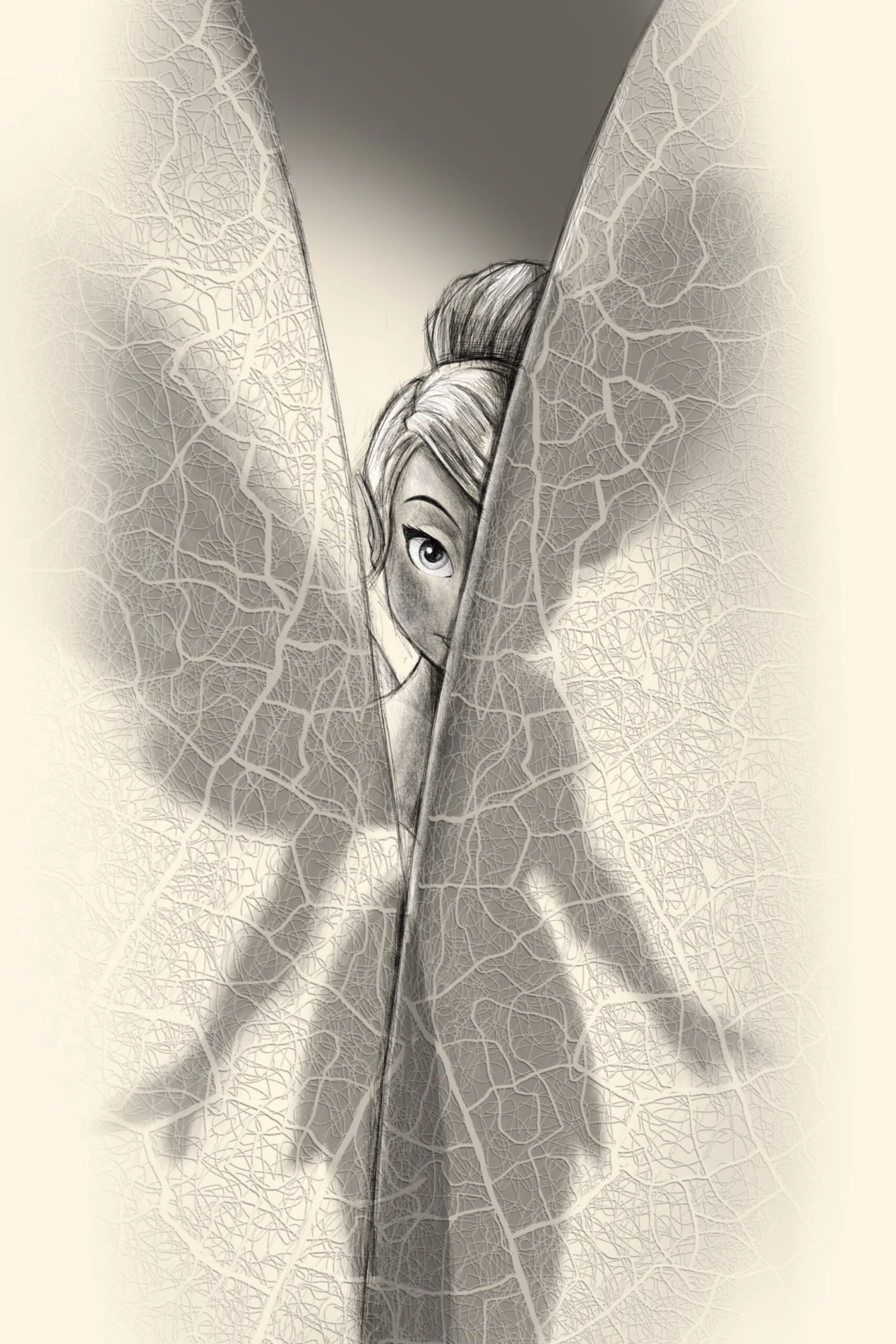 La Fée Clochette de Disney cachée derrière ses ailes veinées, un œil et le chignon visibles., monté en caisse américaine