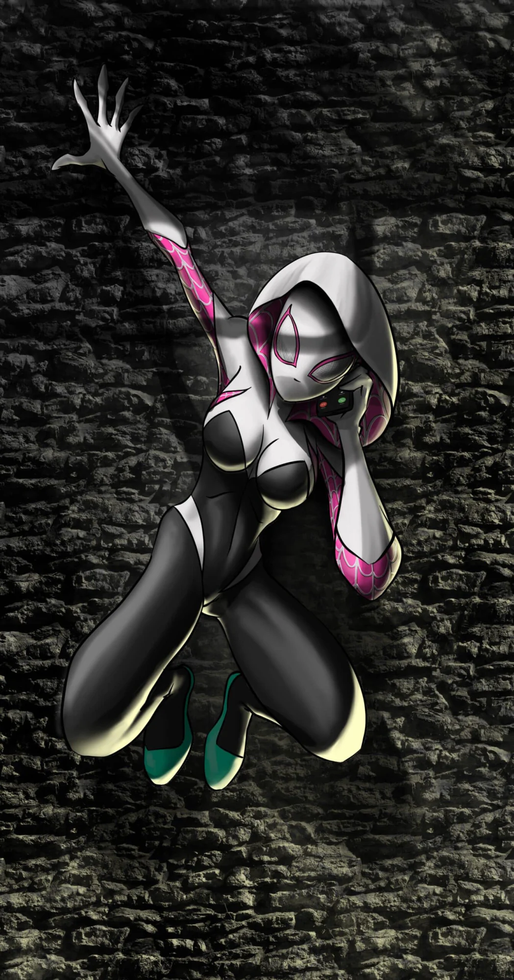 Spider-Gwen plaquée à un mur de pierre, une main agrippée, l'autre tenant un téléphone à l'oreille., monté en caisse américaine