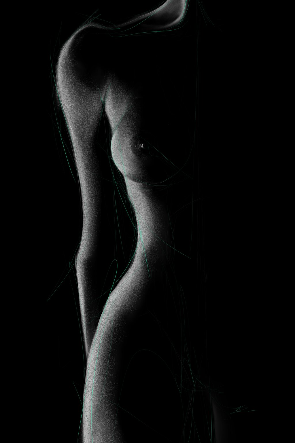 Buste de femme nu de profil en contre-jour, liseré de lumière le long de l'épaule, du sein et de la hanche, fond noir.