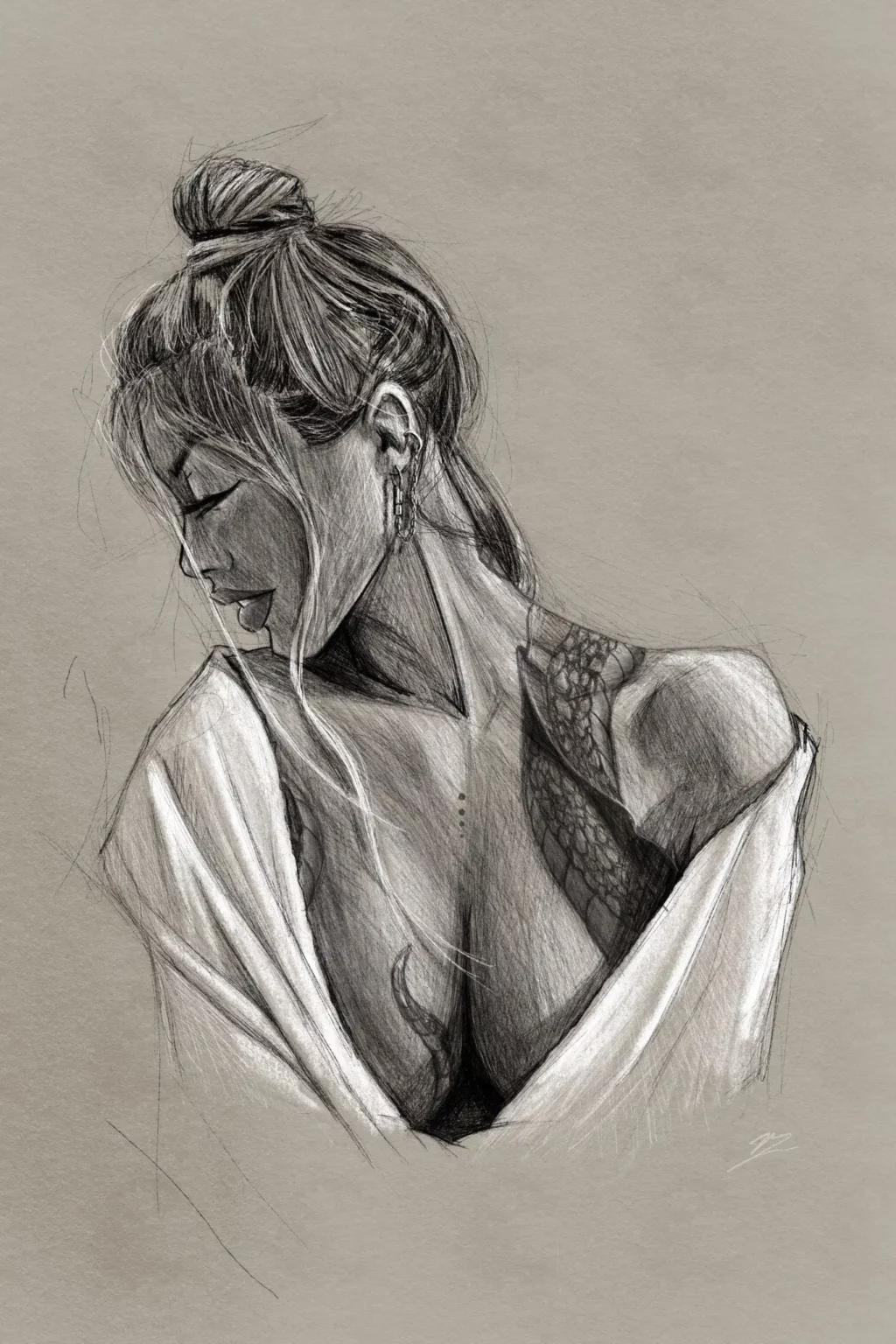 Dessin au graphite sur fond kraft : buste de femme de trois quarts, yeux clos, chignon haut et frange, chemise blanche glissée des deux épaules, tatouage de dentelle sur l'épaule.