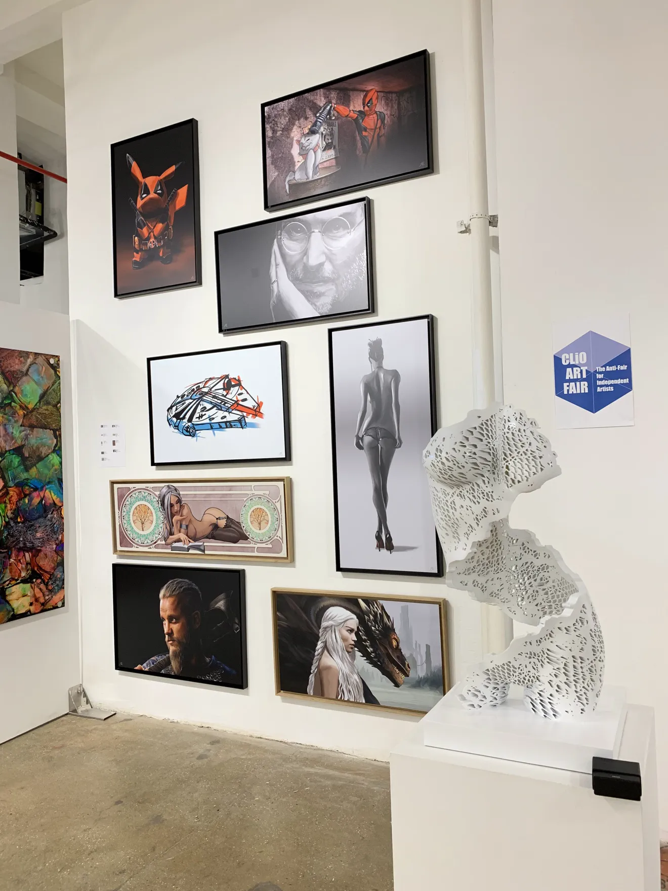 Le stand au Clio Art Fair : un mur de neuf tableaux en caisse américaine et une Immortelle blanche ajourée sur son socle